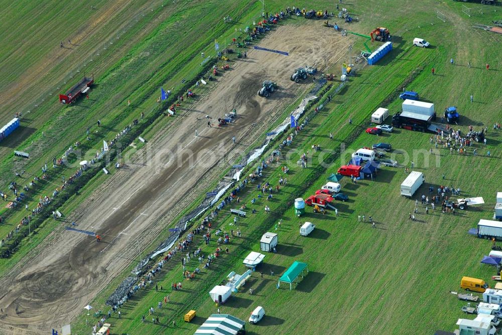 Schmachtenhagen from the bird's eye view: : Wochenende der Deutsche Meisterschaften im Tractor-Pulling Klasse bis 8000 PS Nach Einbruch der Dunkelheit erwartet Sie wieder ein Nachtlauf der größten Tractor-Pulling Klasse bis 8000 PS. Gesucht wird der stärkste Traktor und der geschickteste Fahrer.Tractor Pulling. Hier gewinnt, wer mit seinem Traktor Marke Eigen- oder Umbau den Anhänger am weitesten zieht... Doch das ist leichter gesagt als getan, denn auf dem Bremswagen befindet sich bis zu 20 Tonnen Gewicht, welches sich während der Fahrt nach vorn bewegt und so die Last auf die Hinterradachse der Zugmaschine verlagert. Franz.Events bringt Ihnen dieses einmalige Spektakel direkt vor die Tür. Nun schon zum 3. Mal dürfen Sie sich auf Unterhaltung pur freuen.