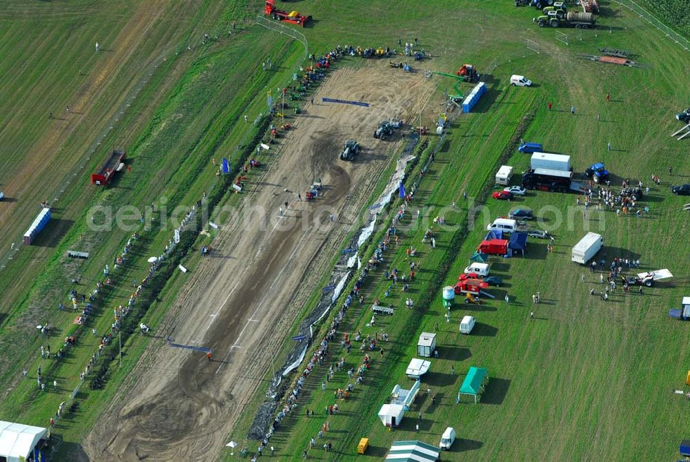 Aerial image Schmachtenhagen - : Wochenende der Deutsche Meisterschaften im Tractor-Pulling Klasse bis 8000 PS Nach Einbruch der Dunkelheit erwartet Sie wieder ein Nachtlauf der größten Tractor-Pulling Klasse bis 8000 PS. Gesucht wird der stärkste Traktor und der geschickteste Fahrer.Tractor Pulling. Hier gewinnt, wer mit seinem Traktor Marke Eigen- oder Umbau den Anhänger am weitesten zieht... Doch das ist leichter gesagt als getan, denn auf dem Bremswagen befindet sich bis zu 20 Tonnen Gewicht, welches sich während der Fahrt nach vorn bewegt und so die Last auf die Hinterradachse der Zugmaschine verlagert. Franz.Events bringt Ihnen dieses einmalige Spektakel direkt vor die Tür. Nun schon zum 3. Mal dürfen Sie sich auf Unterhaltung pur freuen.