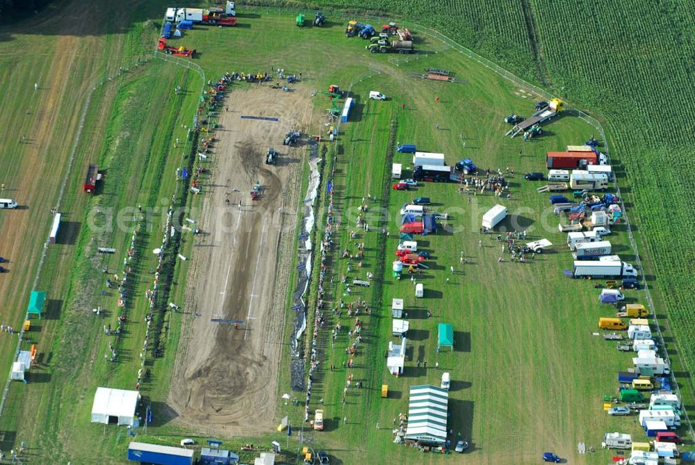 Aerial photograph Schmachtenhagen - : Wochenende der Deutsche Meisterschaften im Tractor-Pulling Klasse bis 8000 PS Nach Einbruch der Dunkelheit erwartet Sie wieder ein Nachtlauf der größten Tractor-Pulling Klasse bis 8000 PS. Gesucht wird der stärkste Traktor und der geschickteste Fahrer.Tractor Pulling. Hier gewinnt, wer mit seinem Traktor Marke Eigen- oder Umbau den Anhänger am weitesten zieht... Doch das ist leichter gesagt als getan, denn auf dem Bremswagen befindet sich bis zu 20 Tonnen Gewicht, welches sich während der Fahrt nach vorn bewegt und so die Last auf die Hinterradachse der Zugmaschine verlagert. Franz.Events bringt Ihnen dieses einmalige Spektakel direkt vor die Tür. Nun schon zum 3. Mal dürfen Sie sich auf Unterhaltung pur freuen.