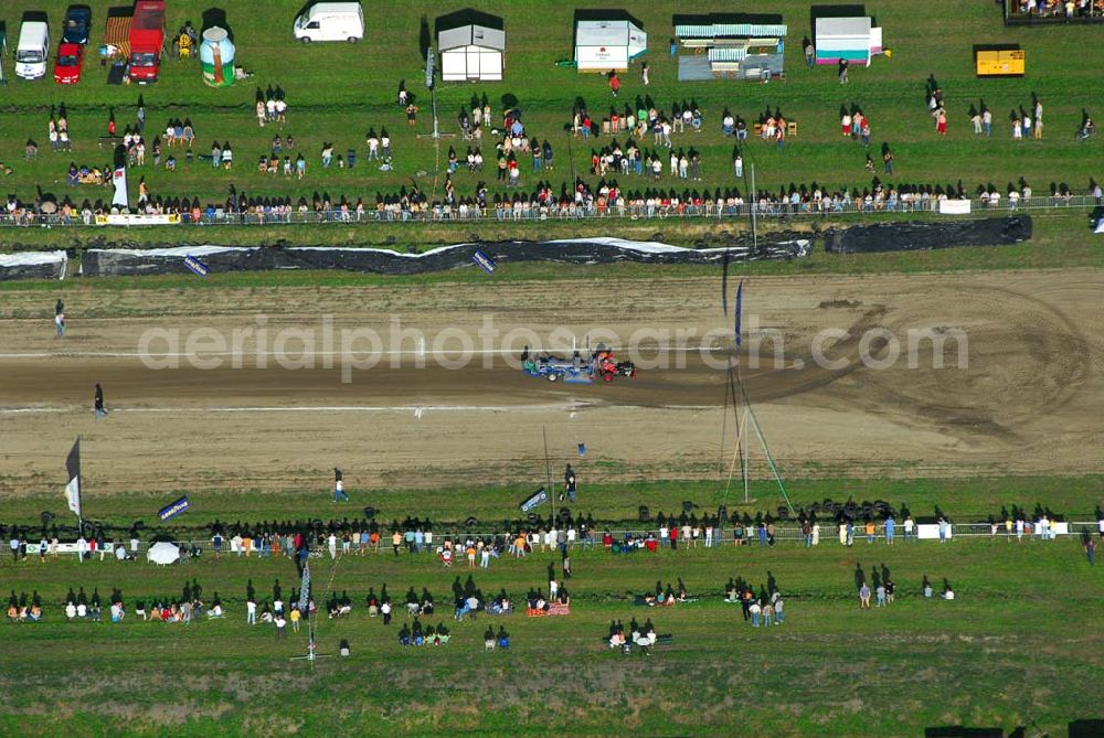 Schmachtenhagen from above - : Wochenende der Deutsche Meisterschaften im Tractor-Pulling Klasse bis 8000 PS Nach Einbruch der Dunkelheit erwartet Sie wieder ein Nachtlauf der größten Tractor-Pulling Klasse bis 8000 PS. Gesucht wird der stärkste Traktor und der geschickteste Fahrer.Tractor Pulling. Hier gewinnt, wer mit seinem Traktor Marke Eigen- oder Umbau den Anhänger am weitesten zieht... Doch das ist leichter gesagt als getan, denn auf dem Bremswagen befindet sich bis zu 20 Tonnen Gewicht, welches sich während der Fahrt nach vorn bewegt und so die Last auf die Hinterradachse der Zugmaschine verlagert. Franz.Events bringt Ihnen dieses einmalige Spektakel direkt vor die Tür. Nun schon zum 3. Mal dürfen Sie sich auf Unterhaltung pur freuen.