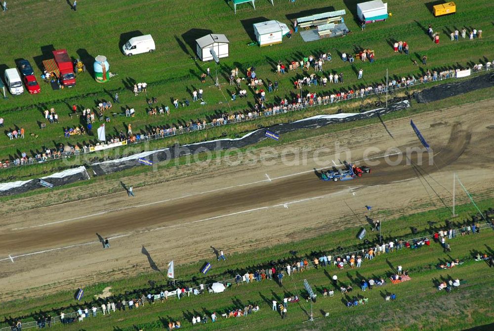 Schmachtenhagen from the bird's eye view: : Wochenende der Deutsche Meisterschaften im Tractor-Pulling Klasse bis 8000 PS Nach Einbruch der Dunkelheit erwartet Sie wieder ein Nachtlauf der größten Tractor-Pulling Klasse bis 8000 PS. Gesucht wird der stärkste Traktor und der geschickteste Fahrer.Tractor Pulling. Hier gewinnt, wer mit seinem Traktor Marke Eigen- oder Umbau den Anhänger am weitesten zieht... Doch das ist leichter gesagt als getan, denn auf dem Bremswagen befindet sich bis zu 20 Tonnen Gewicht, welches sich während der Fahrt nach vorn bewegt und so die Last auf die Hinterradachse der Zugmaschine verlagert. Franz.Events bringt Ihnen dieses einmalige Spektakel direkt vor die Tür. Nun schon zum 3. Mal dürfen Sie sich auf Unterhaltung pur freuen.