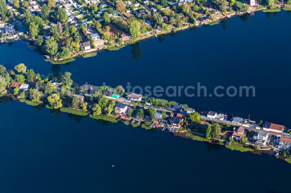 Altrip from the bird's eye view: Weekend cabins at the lake Blaue Adria in Altrip in the state Rhineland-Palatinate