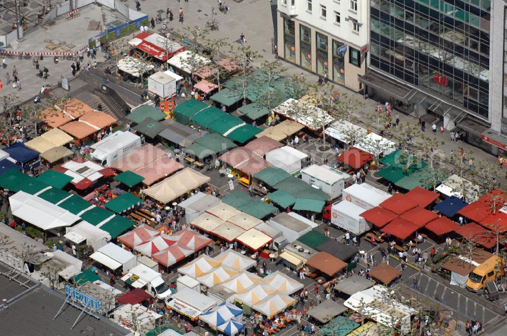 Aerial photograph Frankfurt am Main - Blick auf den wöchentlichen Bauernmarkt auf der Konstablerwache, einem zentralen Platz im Zentrum der Stadt. Auf diesem Wochenmarkt werden vor allem heimische Produkte frisch vom Landwirt und Erzeuger angeboten. View of the weekly farmers market on the Konstablerwache, a central square in the center of the city. In this weekly market mainly fresh local produce from farmers and producers are sold.