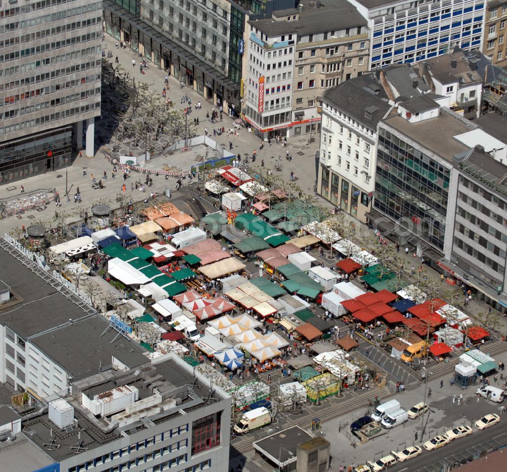 Frankfurt am Main from the bird's eye view: Blick auf den wöchentlichen Bauernmarkt auf der Konstablerwache, einem zentralen Platz im Zentrum der Stadt. Auf diesem Wochenmarkt werden vor allem heimische Produkte frisch vom Landwirt und Erzeuger angeboten. View of the weekly farmers market on the Konstablerwache, a central square in the center of the city. In this weekly market mainly fresh local produce from farmers and producers are sold.