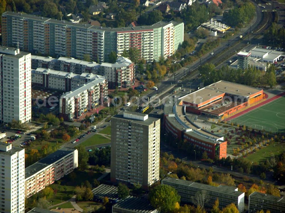 Berlin - Marzahn from the bird's eye view: 20.10.2004 Blick auf das Wohngebiet und die Grundschule an der Geisenweide in Berlin-Marzahn.