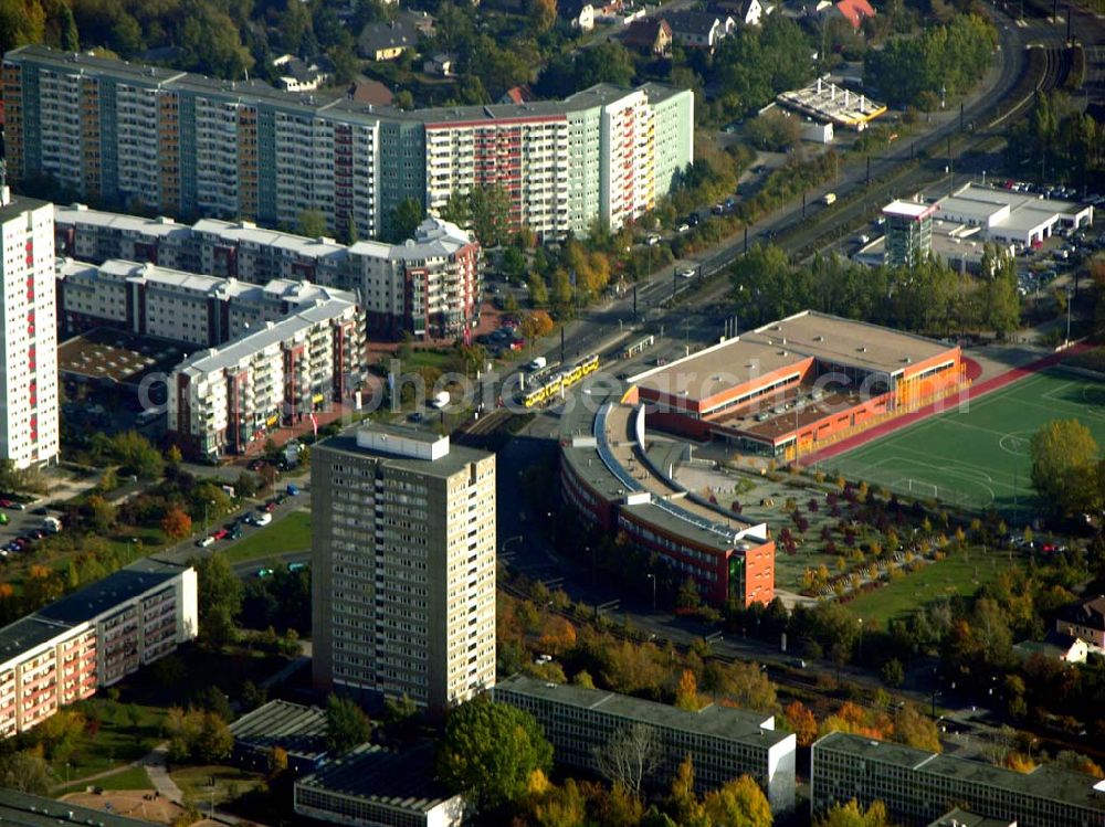 Aerial image Berlin - Marzahn - 20.10.2004 Blick auf das Wohngebiet und die Grundschule an der Geisenweide in Berlin-Marzahn.