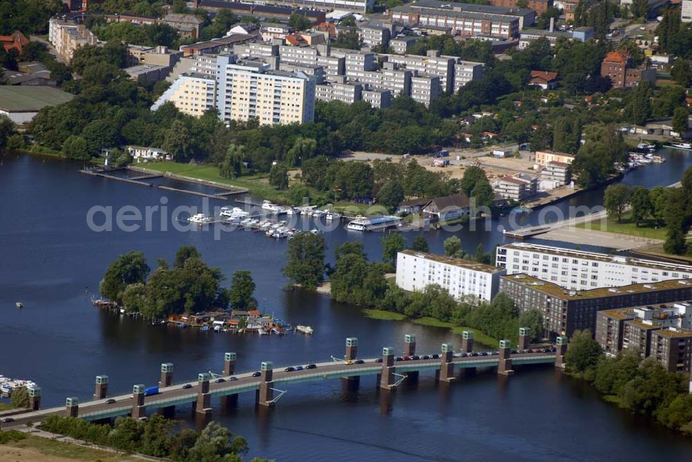 Aerial image Berlin - Blick auf die Wohn- und Bebauungsflächen der Wasserstadt Spandau am Spandauer See. Träger ist die landeseigene Wasserstadt GmbH,Treuhänderischer Entwicklungsträger des Landes Berlin, Eiswerderstraße 18 in 13585 Berlin,Telefon: 030.35 59 01-0,Telefax: 030.35 59 01-99,E-mail: zentrale@wasserstadt.de