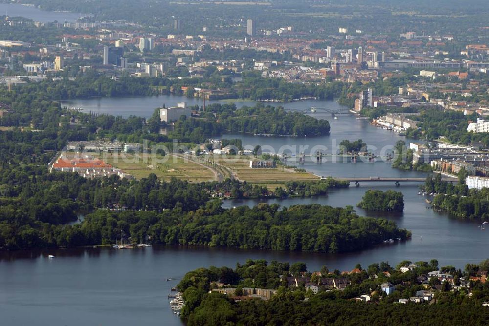 Aerial photograph Berlin - Blick auf die Wohn- und Bebauungsflächen der Wasserstadt Spandau am Spandauer See. Träger ist die landeseigene Wasserstadt GmbH,Treuhänderischer Entwicklungsträger des Landes Berlin, Eiswerderstraße 18 in 13585 Berlin,Telefon: 030.35 59 01-0,Telefax: 030.35 59 01-99,E-mail: zentrale@wasserstadt.de