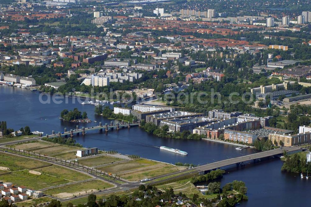 Berlin from above - Blick auf die Wohn- und Bebauungsflächen der Wasserstadt Spandau am Spandauer See. Träger ist die landeseigene Wasserstadt GmbH,Treuhänderischer Entwicklungsträger des Landes Berlin, Eiswerderstraße 18 in 13585 Berlin,Telefon: 030.35 59 01-0,Telefax: 030.35 59 01-99,E-mail: zentrale@wasserstadt.de