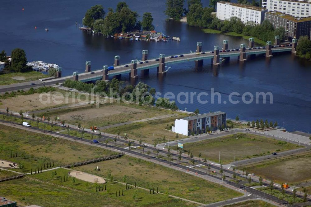 Aerial image Berlin - Blick auf die Wohn- und Bebauungsflächen der Wasserstadt Spandau am Spandauer See. Träger ist die landeseigene Wasserstadt GmbH,Treuhänderischer Entwicklungsträger des Landes Berlin, Eiswerderstraße 18 in 13585 Berlin,Telefon: 030.35 59 01-0,Telefax: 030.35 59 01-99,E-mail: zentrale@wasserstadt.de