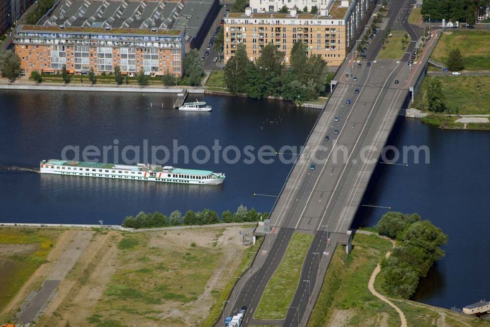 Aerial photograph Berlin - Blick auf die Wohn- und Bebauungsflächen der Wasserstadt Spandau am Spandauer See. Träger ist die landeseigene Wasserstadt GmbH,Treuhänderischer Entwicklungsträger des Landes Berlin, Eiswerderstraße 18 in 13585 Berlin,Telefon: 030.35 59 01-0,Telefax: 030.35 59 01-99,E-mail: zentrale@wasserstadt.de