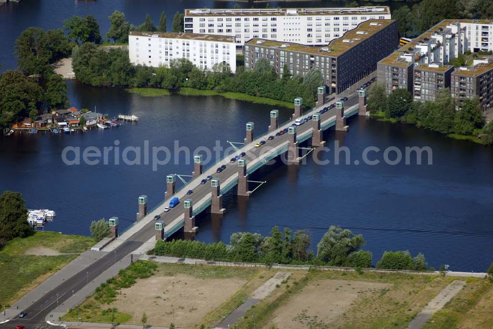 Berlin from above - Blick auf die Wohn- und Bebauungsflächen der Wasserstadt Spandau am Spandauer See. Träger ist die landeseigene Wasserstadt GmbH,Treuhänderischer Entwicklungsträger des Landes Berlin, Eiswerderstraße 18 in 13585 Berlin,Telefon: 030.35 59 01-0,Telefax: 030.35 59 01-99,E-mail: zentrale@wasserstadt.de