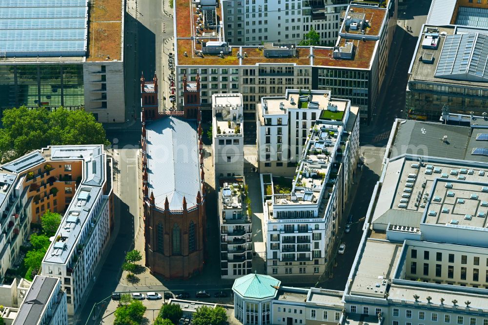 Berlin from the bird's eye view: Residential and office-buildings -Kronprinzengaerten on street Falkoniergasse - Oberwallstrass in the district Mitte in Berlin, Germany