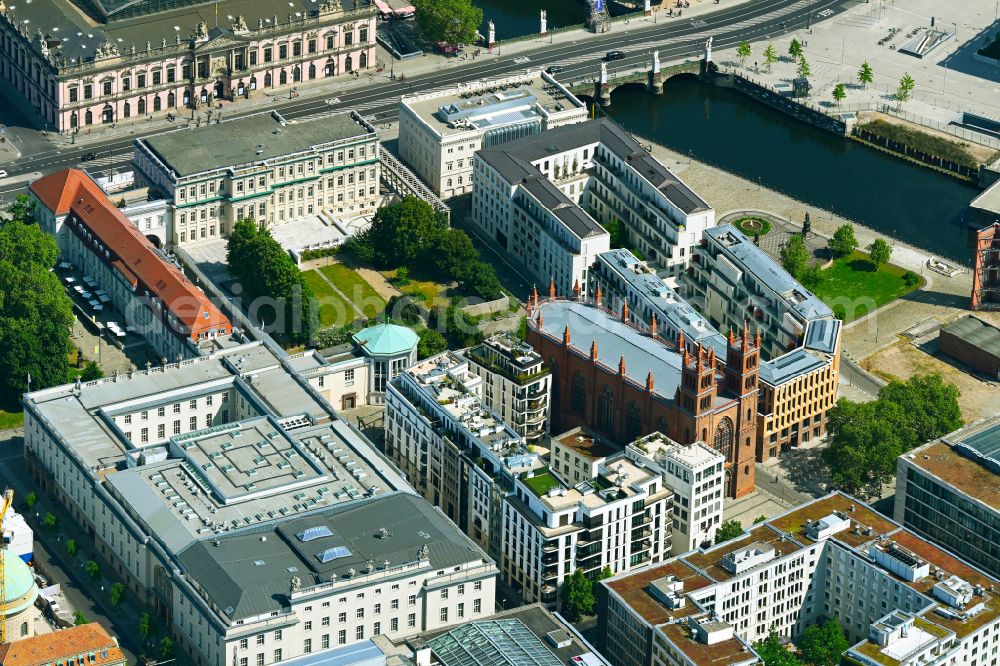 Berlin from the bird's eye view: Residential and office-buildings -Kronprinzengaerten on street Falkoniergasse - Oberwallstrass in the district Mitte in Berlin, Germany