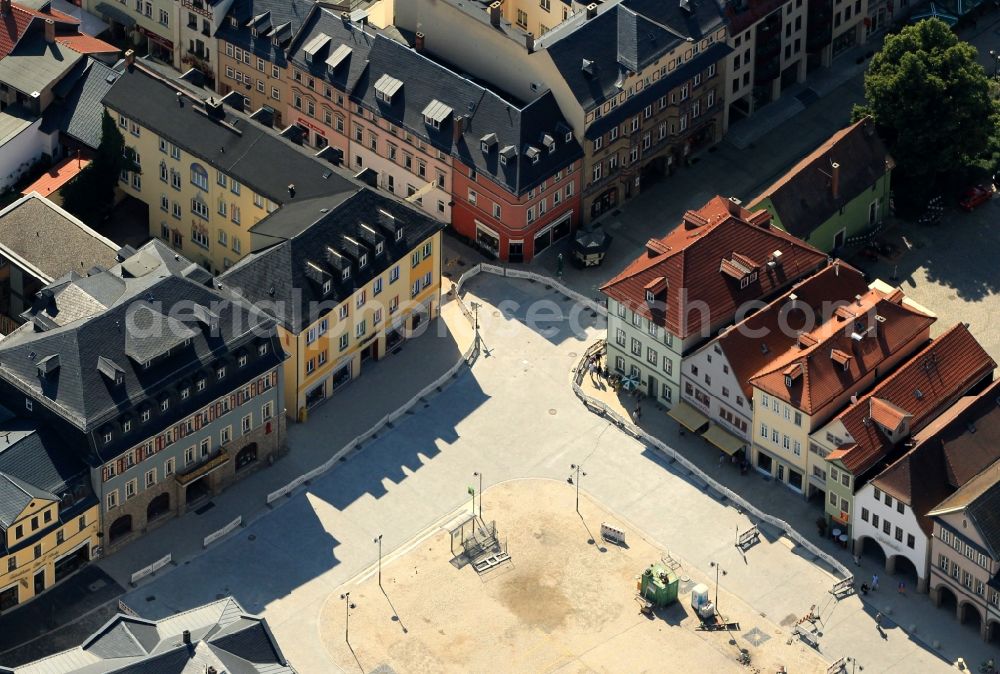 Saalfeld/Saale from the bird's eye view: On the market in the old town of Saalfeld in Thuringia are historic residential and commercial buildings