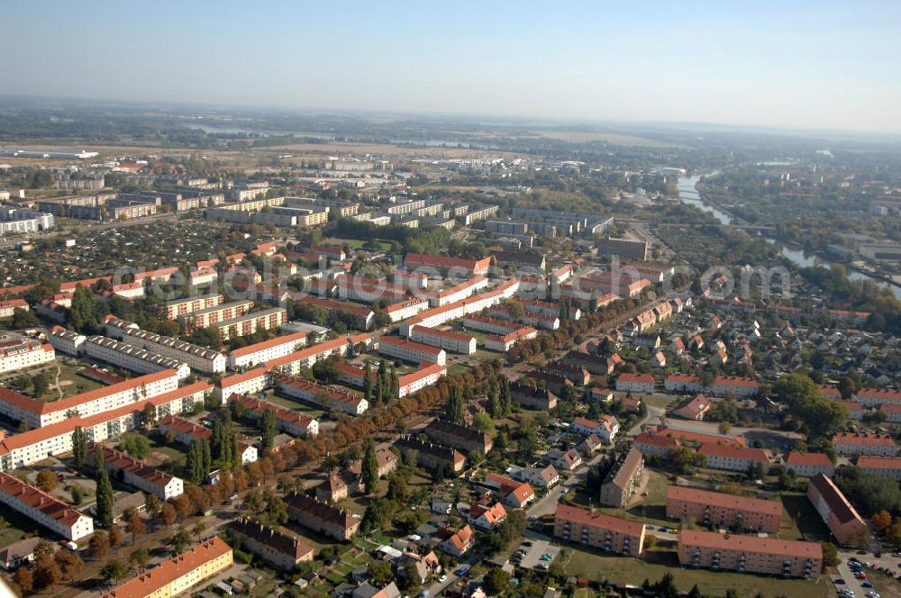 Aerial photograph Brandenburg - Blick auf die Wohn- und Fabrikarbeitersiedlungen an der Gördenallee / Haydnstraße in Görden gegeüber des SWB Industrie- und Gewerbeparkes