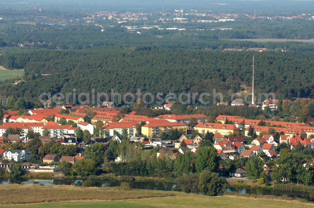 Premnitz from the bird's eye view: Blick auf die Wohn- und Fabrikarbeitersiedlungen am Havelufer / Alte Hauptstraße in Premnitz