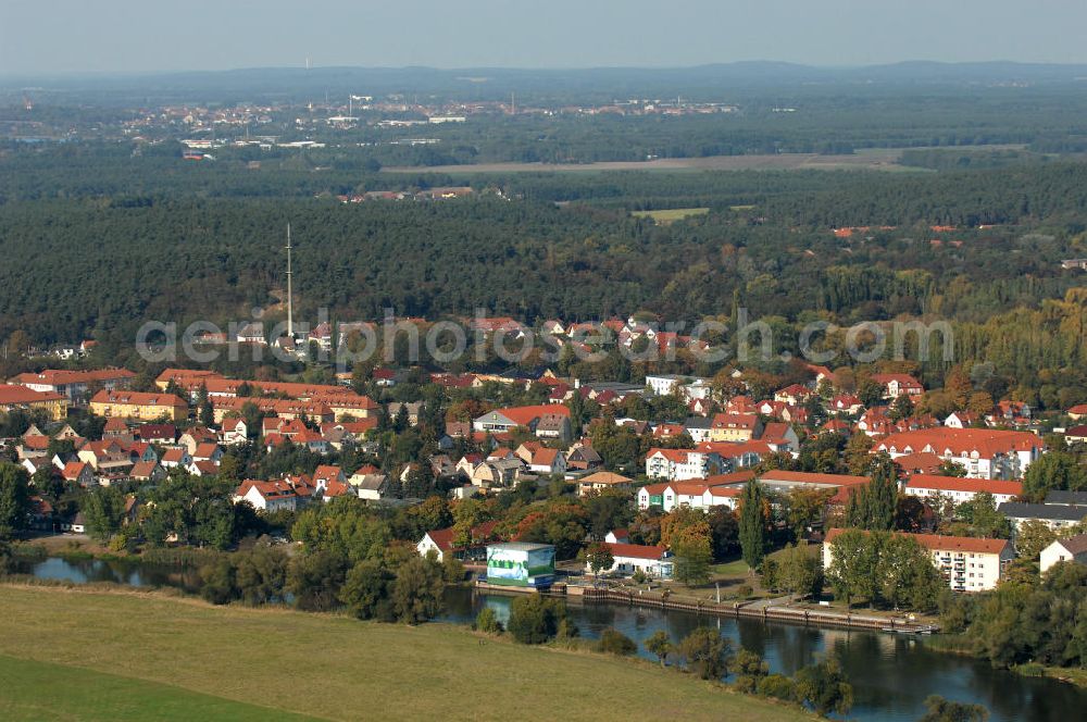 Aerial photograph Premnitz - Blick auf die Wohn- und Fabrikarbeitersiedlungen am Havelufer / Alte Hauptstraße in Premnitz