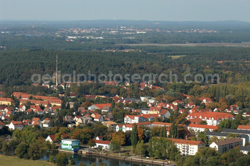 Premnitz from above - Blick auf die Wohn- und Fabrikarbeitersiedlungen am Havelufer / Alte Hauptstraße in Premnitz