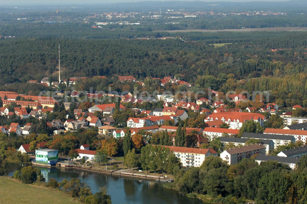 Premnitz from the bird's eye view: Blick auf die Wohn- und Fabrikarbeitersiedlungen am Havelufer / Alte Hauptstraße in Premnitz