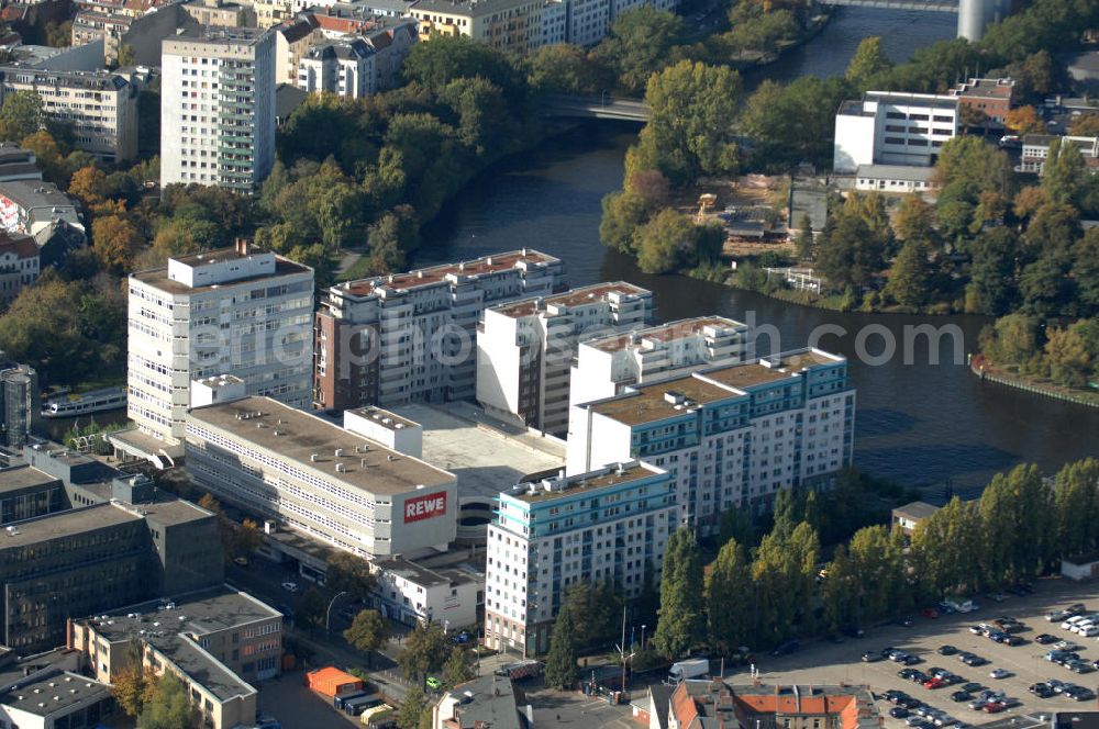 Berlin from above - Blick auf ein Wohnhaus und Geschäftshaus an der Dovestraße in Charlottenburg direkt an der Spree. An der Hausfassade des Bürogebäude ist die Werbung eines Supermarktes REWE angebracht.