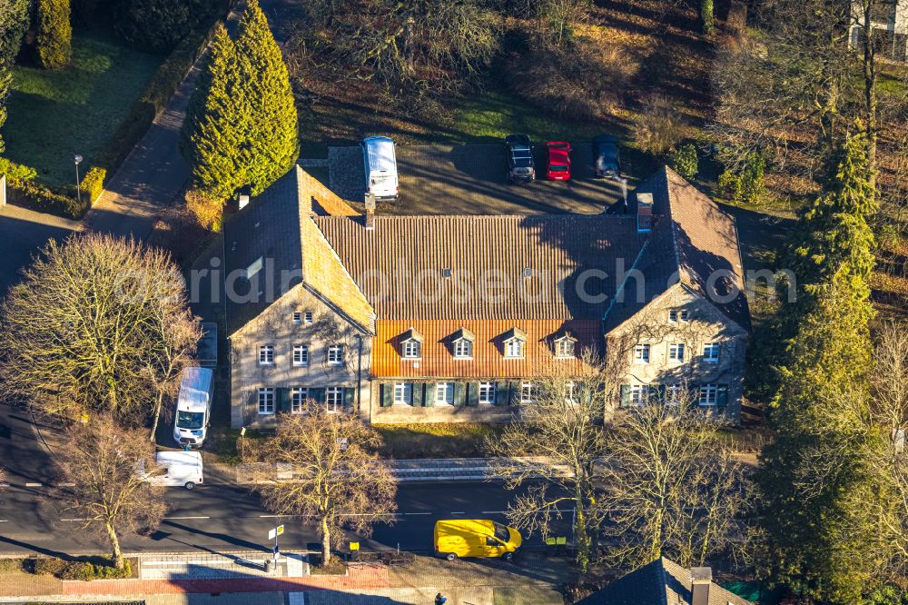 Aerial photograph Cappenberg - Facade and roof structure of a residential and commercial building on Freiherr-vom-Stein-Strasse in Cappenberg in the state North Rhine-Westphalia, Germany