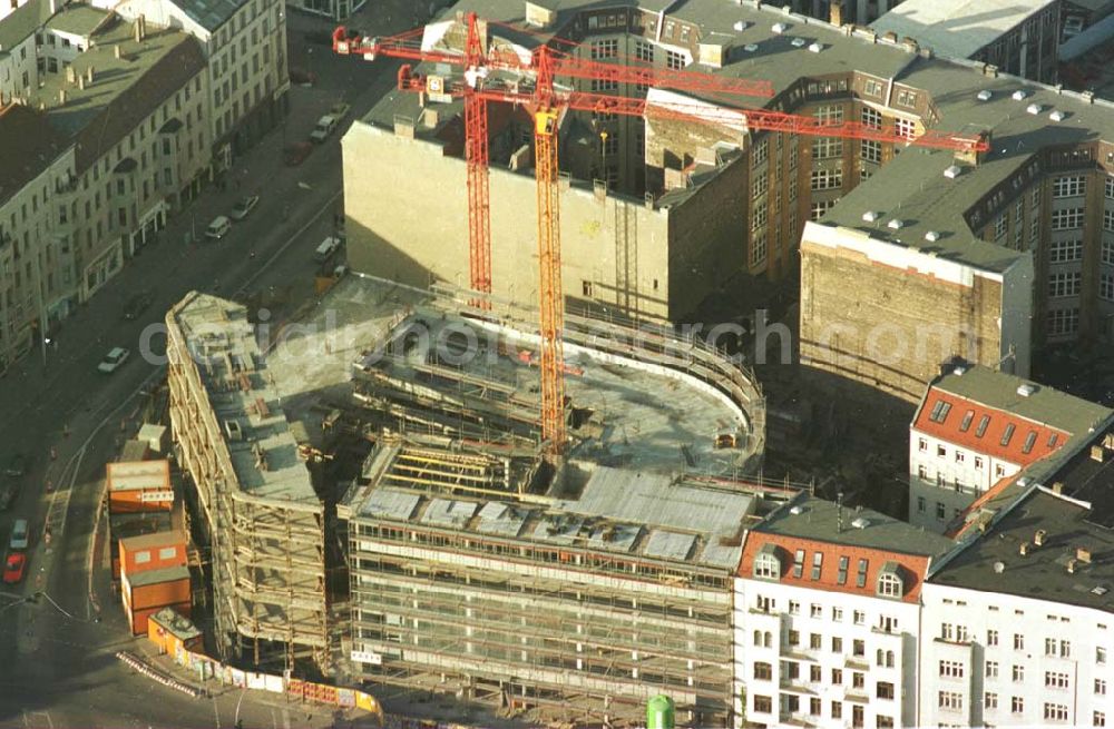 Berlin from above - 02.10.94 Wohn-und Geschäftshaus Schönhauserallee Ecke Torstr., Berlin Mitte