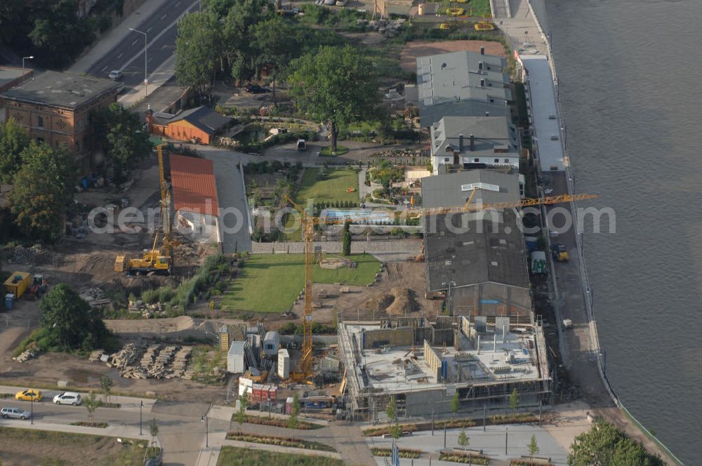 Magdeburg from above - Blick auf die Baustelle eines Wohn- und Geschäftshaus Am Stadtplatz am Schleinufer bzw. Elbebahnhof direkt an der Elbe. Das Objekt besteht aus 3 Gewerbeeinheiten und 10 Wohneinheiten. Kontakt ARC architekturconzept, Lauterbach Oheim Schaper, Freie Architekten BDA, Mittelstrasse 49, 39114 Magdeburg, Tel. +49(0)391 5651-20, Fax -299, info@architekturconzept.de