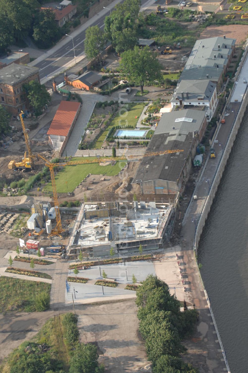 Magdeburg from the bird's eye view: Blick auf die Baustelle eines Wohn- und Geschäftshaus Am Stadtplatz am Schleinufer bzw. Elbebahnhof direkt an der Elbe. Das Objekt besteht aus 3 Gewerbeeinheiten und 10 Wohneinheiten. Kontakt ARC architekturconzept, Lauterbach Oheim Schaper, Freie Architekten BDA, Mittelstrasse 49, 39114 Magdeburg, Tel. +49(0)391 5651-20, Fax -299, info@architekturconzept.de