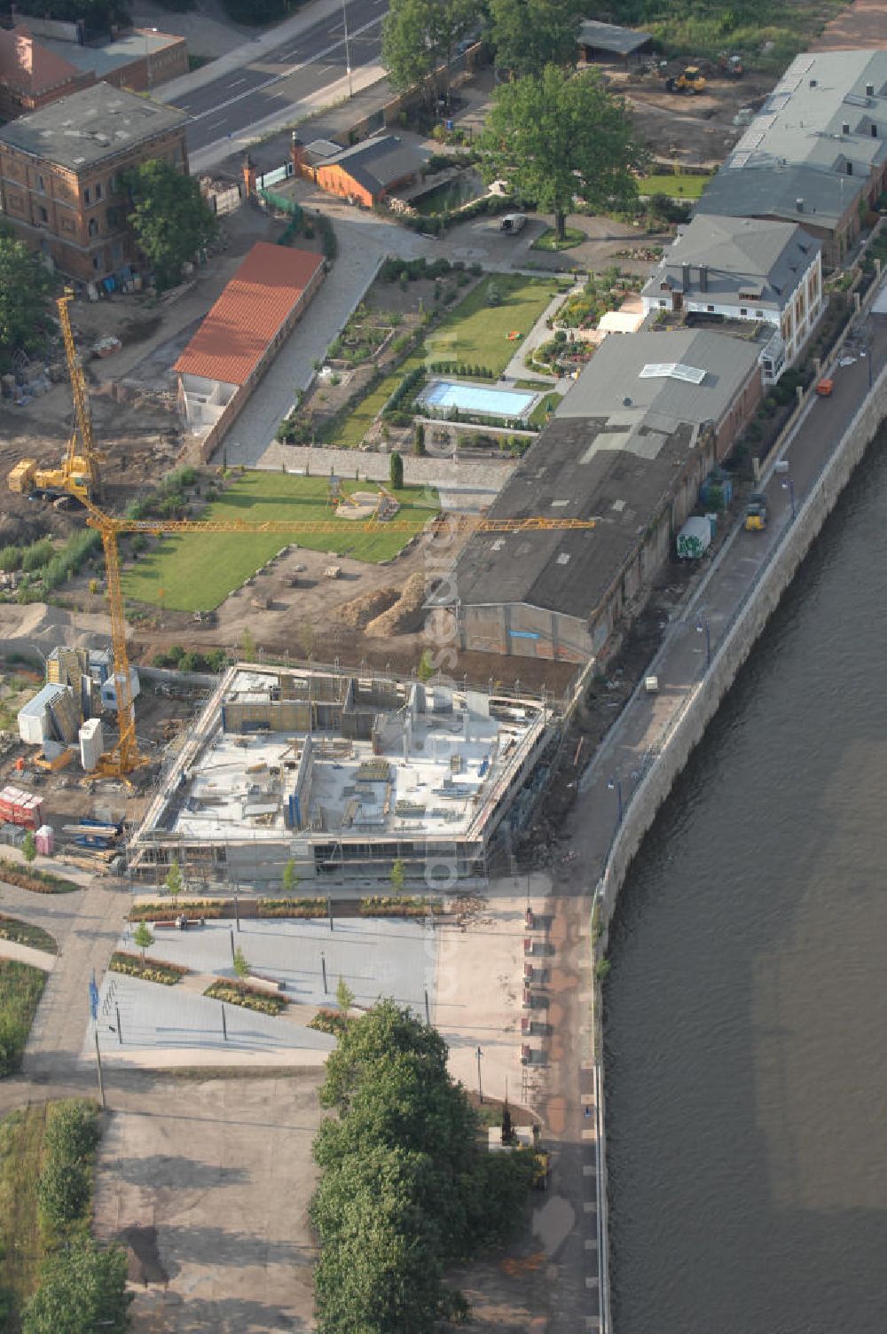 Aerial image Magdeburg - Blick auf die Baustelle eines Wohn- und Geschäftshaus Am Stadtplatz am Schleinufer bzw. Elbebahnhof direkt an der Elbe. Das Objekt besteht aus 3 Gewerbeeinheiten und 10 Wohneinheiten. Kontakt ARC architekturconzept, Lauterbach Oheim Schaper, Freie Architekten BDA, Mittelstrasse 49, 39114 Magdeburg, Tel. +49(0)391 5651-20, Fax -299, info@architekturconzept.de