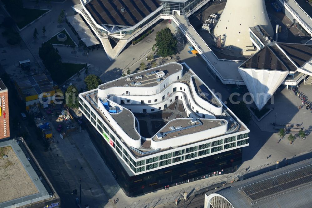 Berlin from the bird's eye view: Residential and commercial building Alea 101 of Redevco Services Deutschland GmbH on regional train station Alexanderplatz in Berlin, Germany