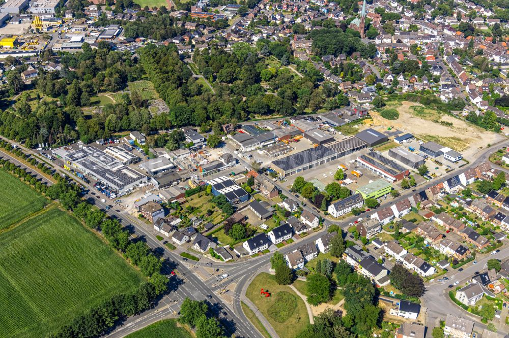 Bottrop from the bird's eye view: Residential and commercial building district along of Schubertstrasse with dem Nordfriedhof in Bottrop in the state North Rhine-Westphalia, Germany