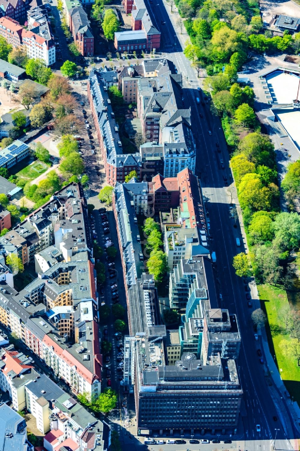 Hamburg from the bird's eye view: Residential and commercial building district with Brahms Kontor along of Holstenwall in the district Neustadt in Hamburg, Germany