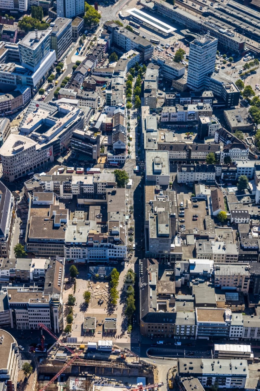 Aerial image Bochum - Residential and commercial building district along the Huestrasse - Hellweg - Husemannplatz - Dr.-Ruer-Platz overlooking the Europahaus in Bochum in the state North Rhine-Westphalia, Germany. The Europahaus was designed by the architect Roman Reiser from 1959 and built from 1961 to 1962