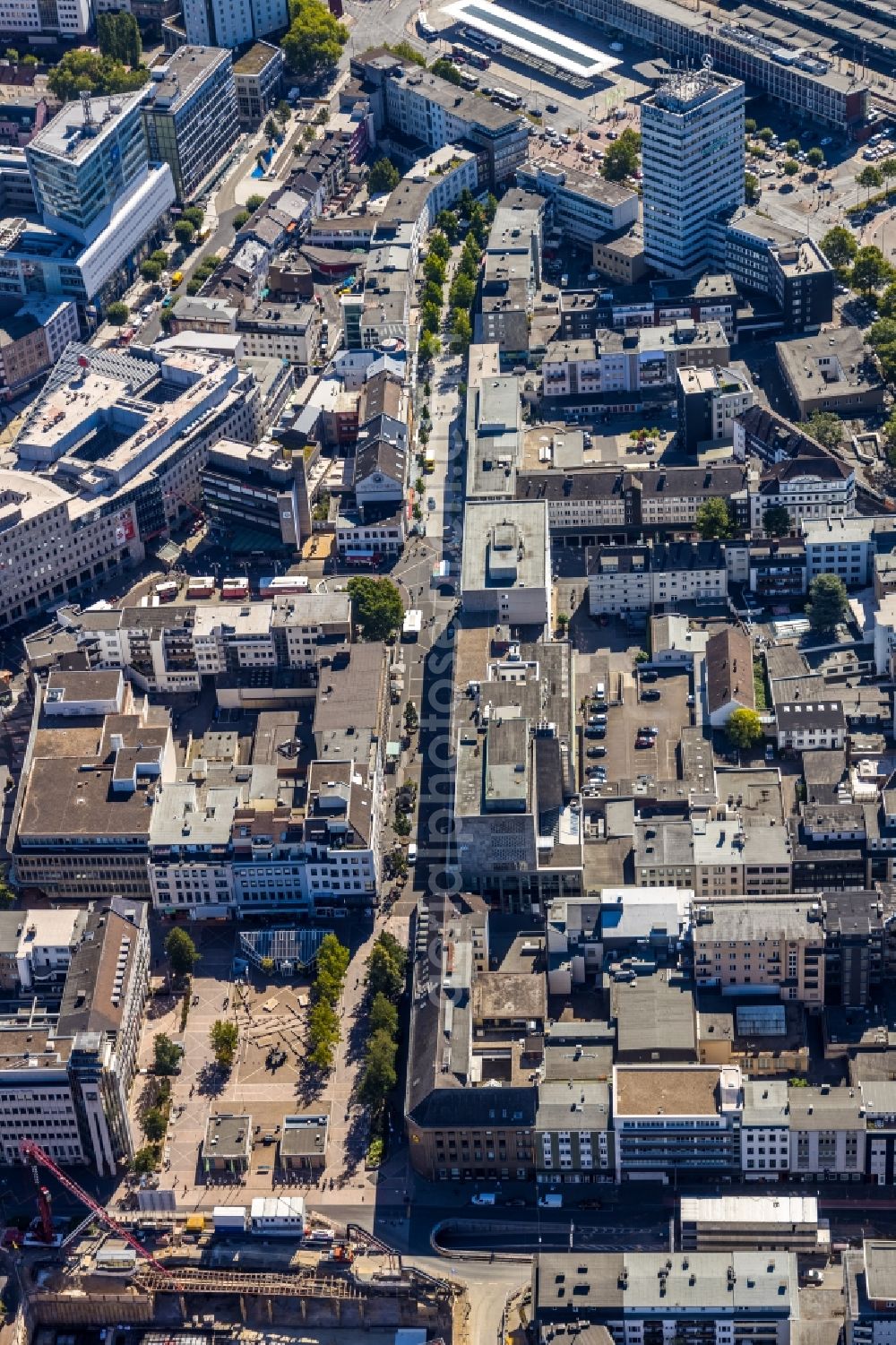 Aerial photograph Bochum - Residential and commercial building district along the Huestrasse - Hellweg - Husemannplatz - Dr.-Ruer-Platz overlooking the Europahaus in Bochum in the state North Rhine-Westphalia, Germany. The Europahaus was designed by the architect Roman Reiser from 1959 and built from 1961 to 1962