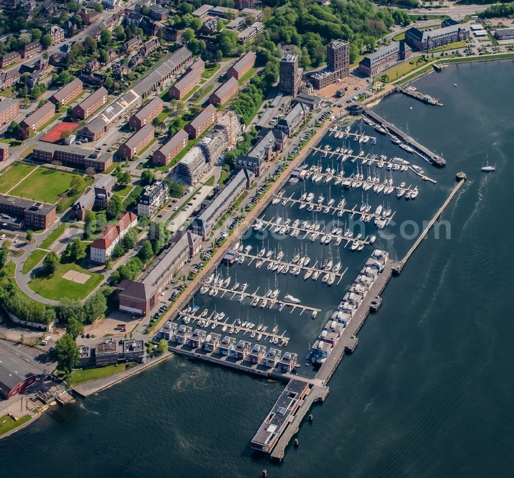 Aerial photograph Flensburg - Residential and commercial building quarter at the Yachthafen Sonwik along the fjord promenade in Flensburg in the state Schleswig-Holstein, Germany