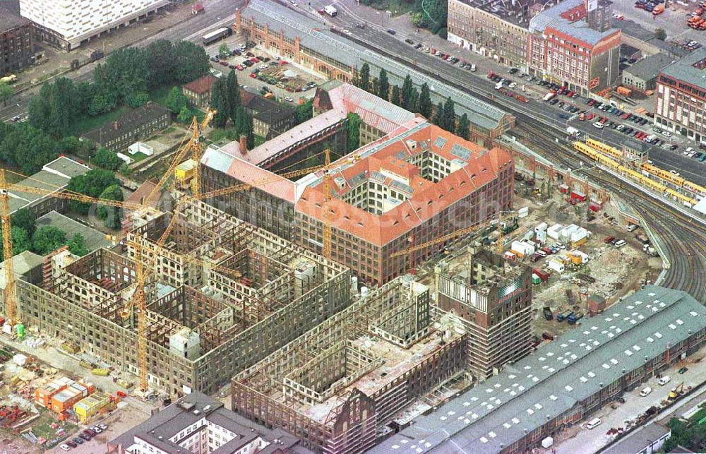 Berlin - Friedrichshain from above - Wohn- und Geschäftshausbau in der Oberbaum-City