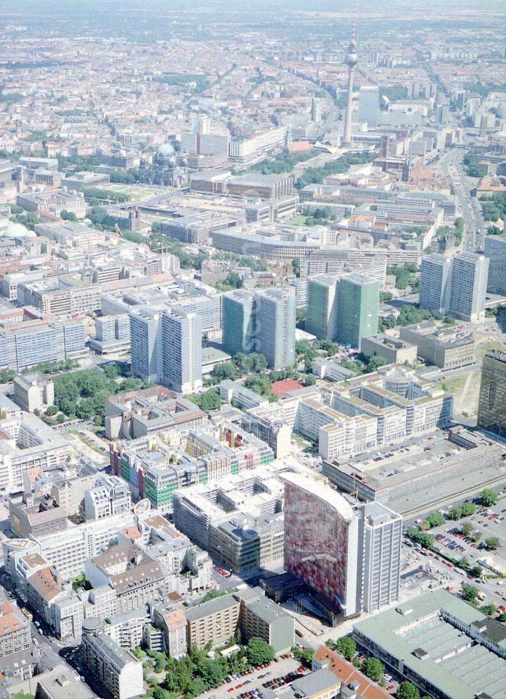 Berlin - Kreuzberg from above - Wohn- und Geschäftshausbauneubau an der Kochstraße in Berlin-Kreuzberg.