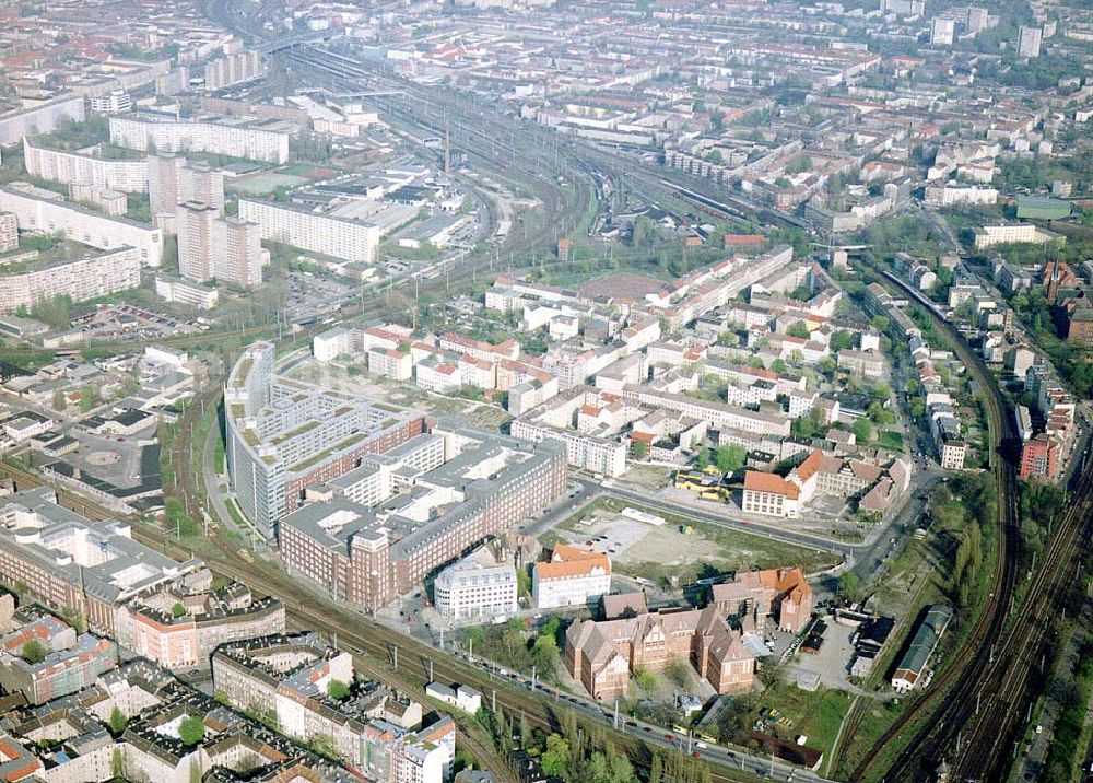 Aerial photograph Berlin-Friedrichshain - Wohn- und Geschäftshausbereich am Bhf. Ostkreuz in Berlin-Friedrichshain.