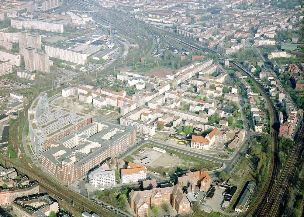 Berlin-Friedrichshain from above - Wohn- und Geschäftshausbereich am Bhf. Ostkreuz in Berlin-Friedrichshain.