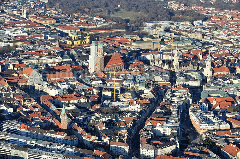 München from the bird's eye view: Blick auf die Baustelle der ALPINE Bau Deutschland AG in der Münchener Altstadt an der Marienkirche. Im Bereich der Sendlinger Straße , Färbergarten und der Hofstatt ensteht das gleichnamige Wohn- und Geschäftshausprojekt. Die Hines Immobilien GmbH bietet hier eine Mischung aus exklusiven Eigentumswohnungen und Einzelhandelsimmobilien. Residential and commercial building project - construction of the city's quarter Hofstatt.