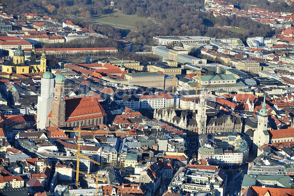 Aerial image München - Blick auf die Baustelle der ALPINE Bau Deutschland AG in der Münchener Altstadt an der Marienkirche. Im Bereich der Sendlinger Straße , Färbergarten und der Hofstatt ensteht das gleichnamige Wohn- und Geschäftshausprojekt. Die Hines Immobilien GmbH bietet hier eine Mischung aus exklusiven Eigentumswohnungen und Einzelhandelsimmobilien. Residential and commercial building project - construction of the city's quarter Hofstatt.