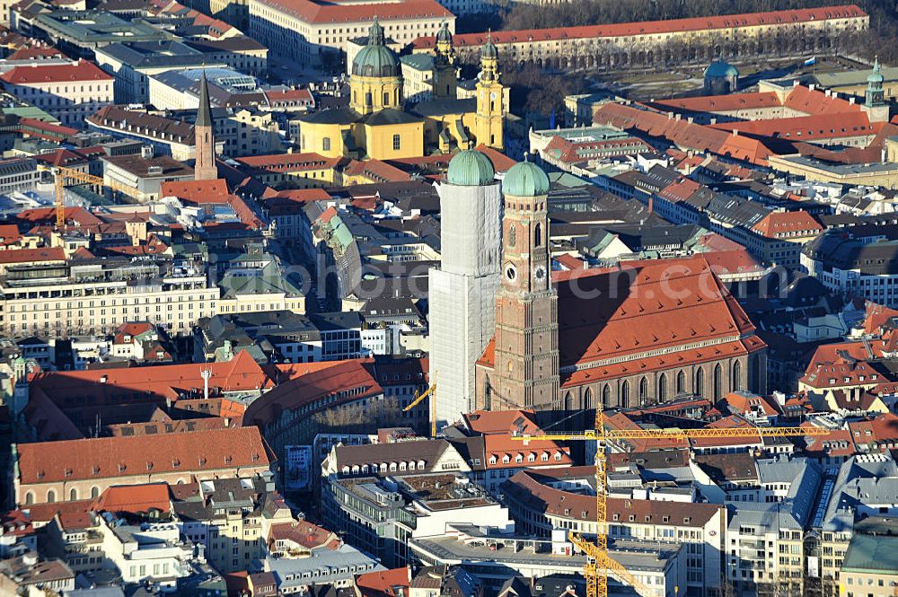 Aerial photograph München - Blick auf die Baustelle der ALPINE Bau Deutschland AG in der Münchener Altstadt an der Marienkirche. Im Bereich der Sendlinger Straße , Färbergarten und der Hofstatt ensteht das gleichnamige Wohn- und Geschäftshausprojekt. Die Hines Immobilien GmbH bietet hier eine Mischung aus exklusiven Eigentumswohnungen und Einzelhandelsimmobilien. Residential and commercial building project - construction of the city's quarter Hofstatt.