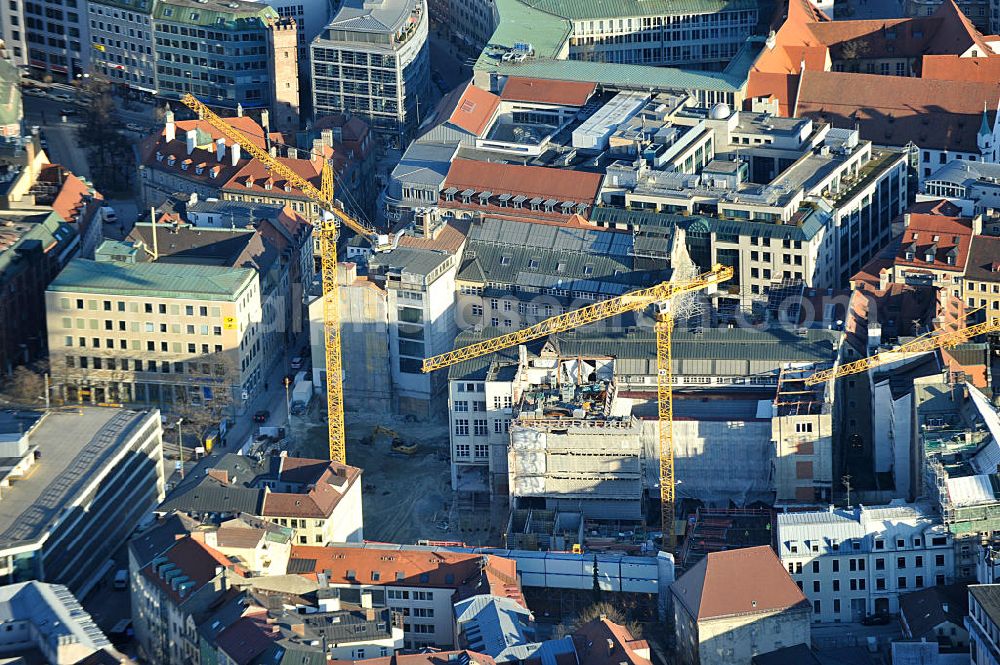 München from above - Blick auf die Baustelle der ALPINE Bau Deutschland AG in der Münchener Altstadt an der Marienkirche. Im Bereich der Sendlinger Straße , Färbergarten und der Hofstatt ensteht das gleichnamige Wohn- und Geschäftshausprojekt. Die Hines Immobilien GmbH bietet hier eine Mischung aus exklusiven Eigentumswohnungen und Einzelhandelsimmobilien. Residential and commercial building project - construction of the city's quarter Hofstatt.