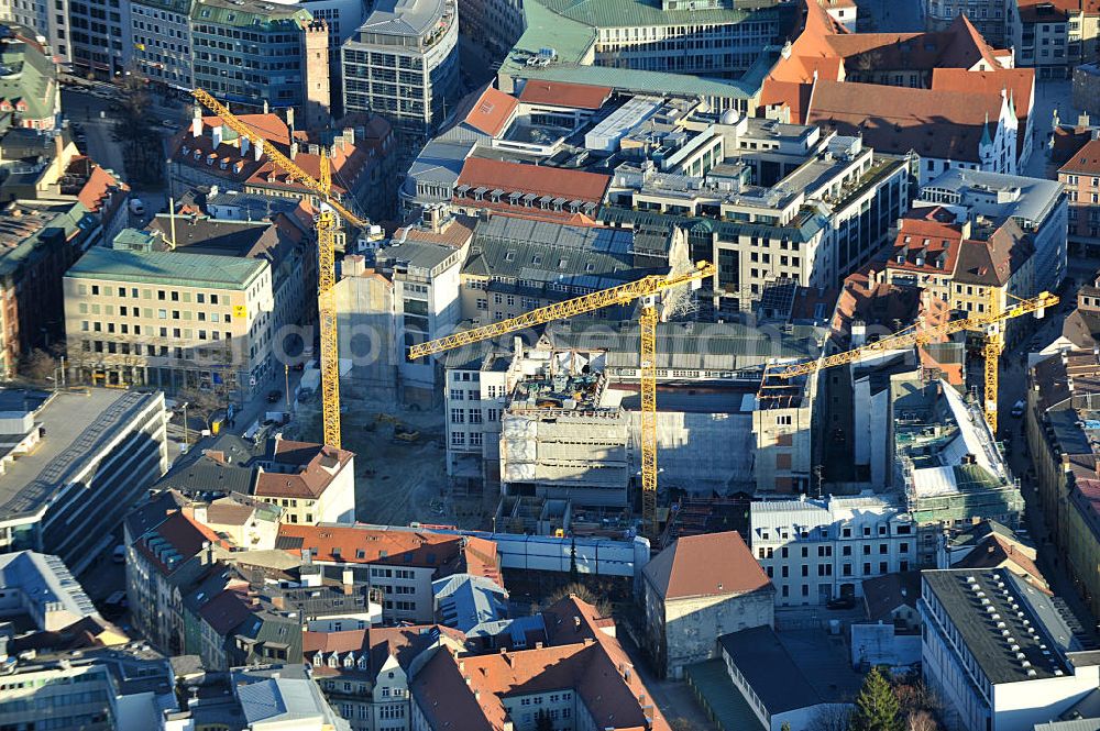 München from the bird's eye view: Blick auf die Baustelle der ALPINE Bau Deutschland AG in der Münchener Altstadt an der Marienkirche. Im Bereich der Sendlinger Straße , Färbergarten und der Hofstatt ensteht das gleichnamige Wohn- und Geschäftshausprojekt. Die Hines Immobilien GmbH bietet hier eine Mischung aus exklusiven Eigentumswohnungen und Einzelhandelsimmobilien. Residential and commercial building project - construction of the city's quarter Hofstatt.