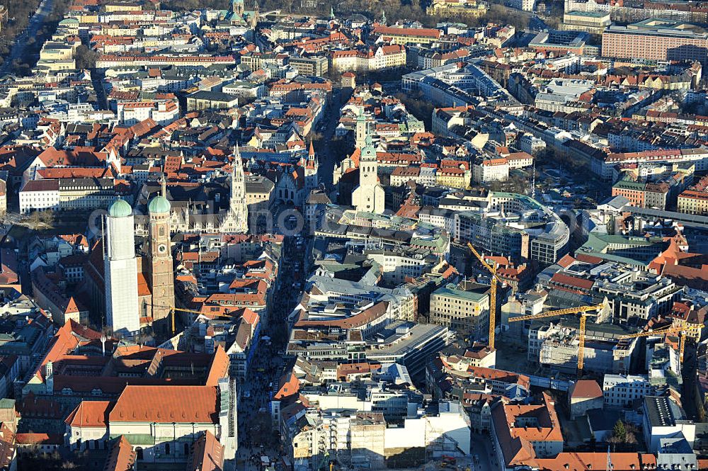 Aerial image München - Blick auf die Baustelle der ALPINE Bau Deutschland AG in der Münchener Altstadt an der Marienkirche. Im Bereich der Sendlinger Straße , Färbergarten und der Hofstatt ensteht das gleichnamige Wohn- und Geschäftshausprojekt. Die Hines Immobilien GmbH bietet hier eine Mischung aus exklusiven Eigentumswohnungen und Einzelhandelsimmobilien. Residential and commercial building project - construction of the city's quarter Hofstatt.