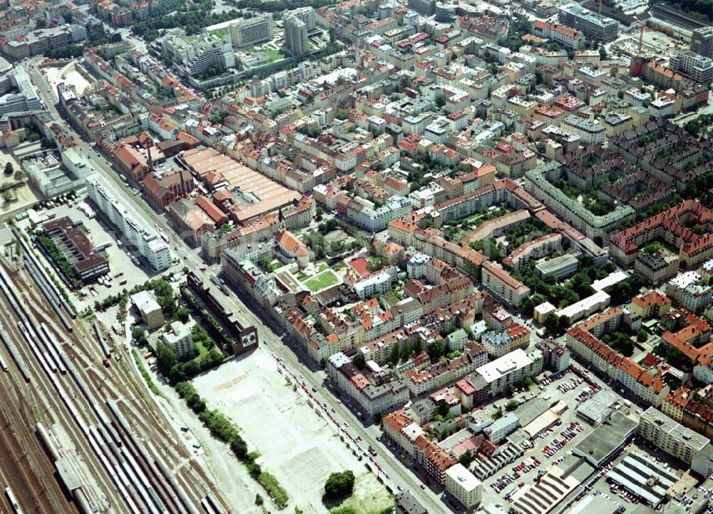 München from the bird's eye view: Wohn- und Geschäftshausviertel am Bereich der Landsberger- und Westendstraße in München am Hauptbahnhof.