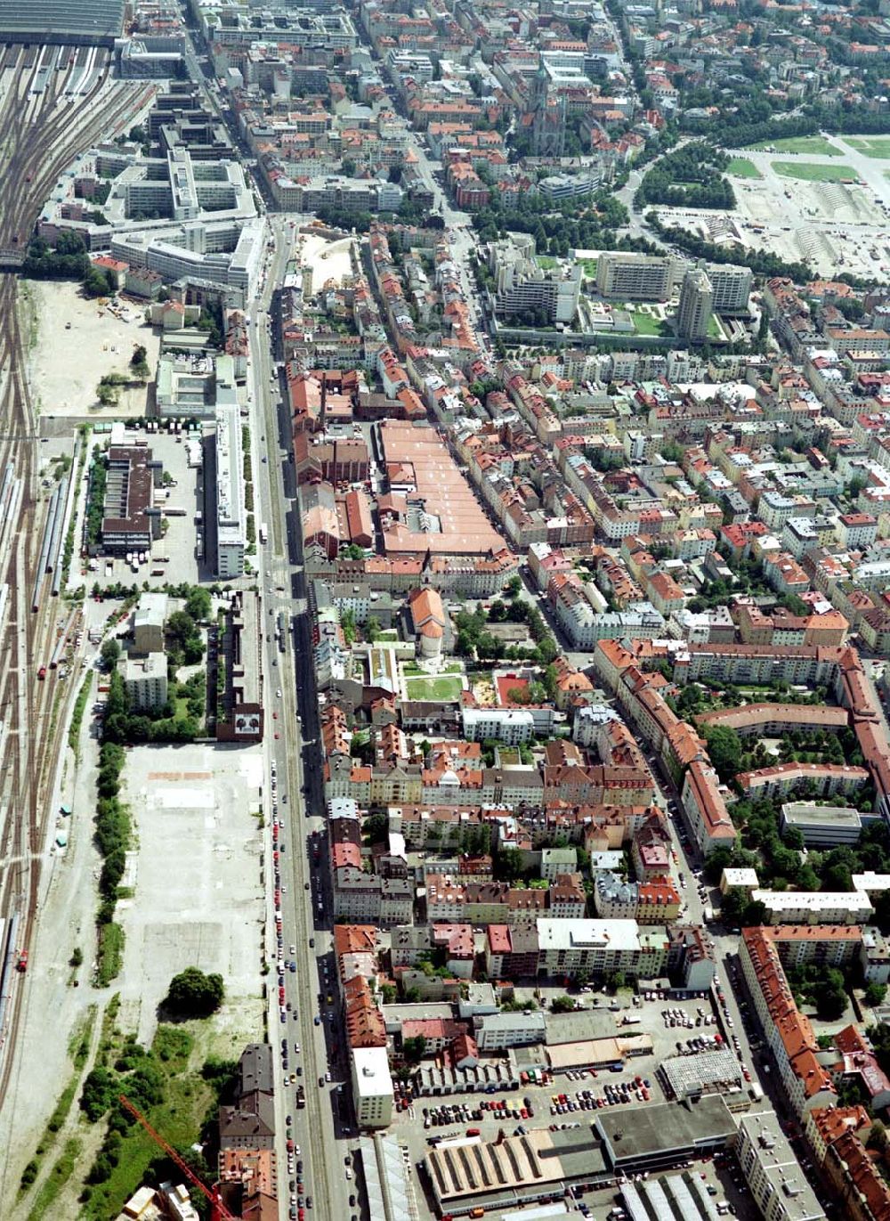 Aerial image München - Wohn- und Geschäftshausviertel am Bereich der Landsberger- und Westendstraße in München am Hauptbahnhof.