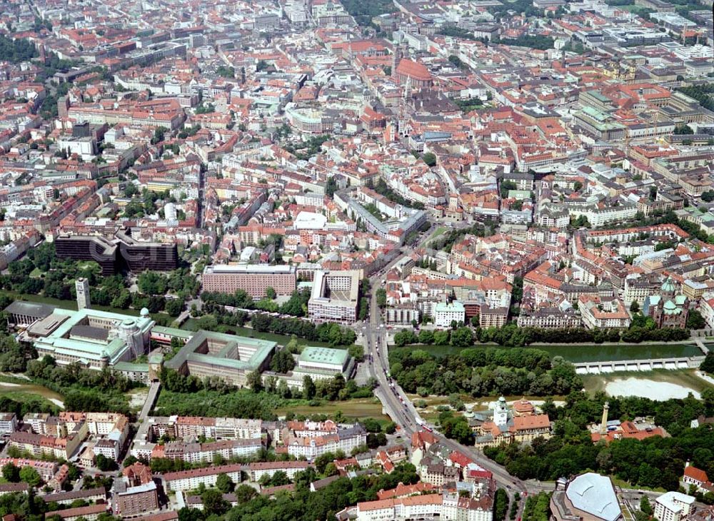 München from the bird's eye view: Wohn- und Geschäftshausviertel München - Haidhausen mit der Rosenheimer Straße.