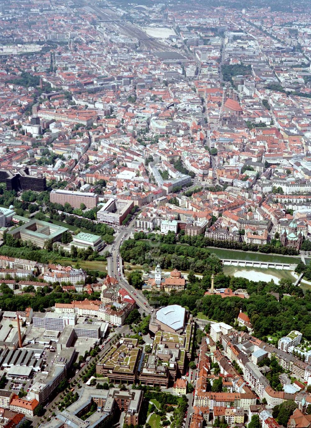 Aerial image München - Wohn- und Geschäftshausviertel München - Haidhausen mit der Rosenheimer Straße.